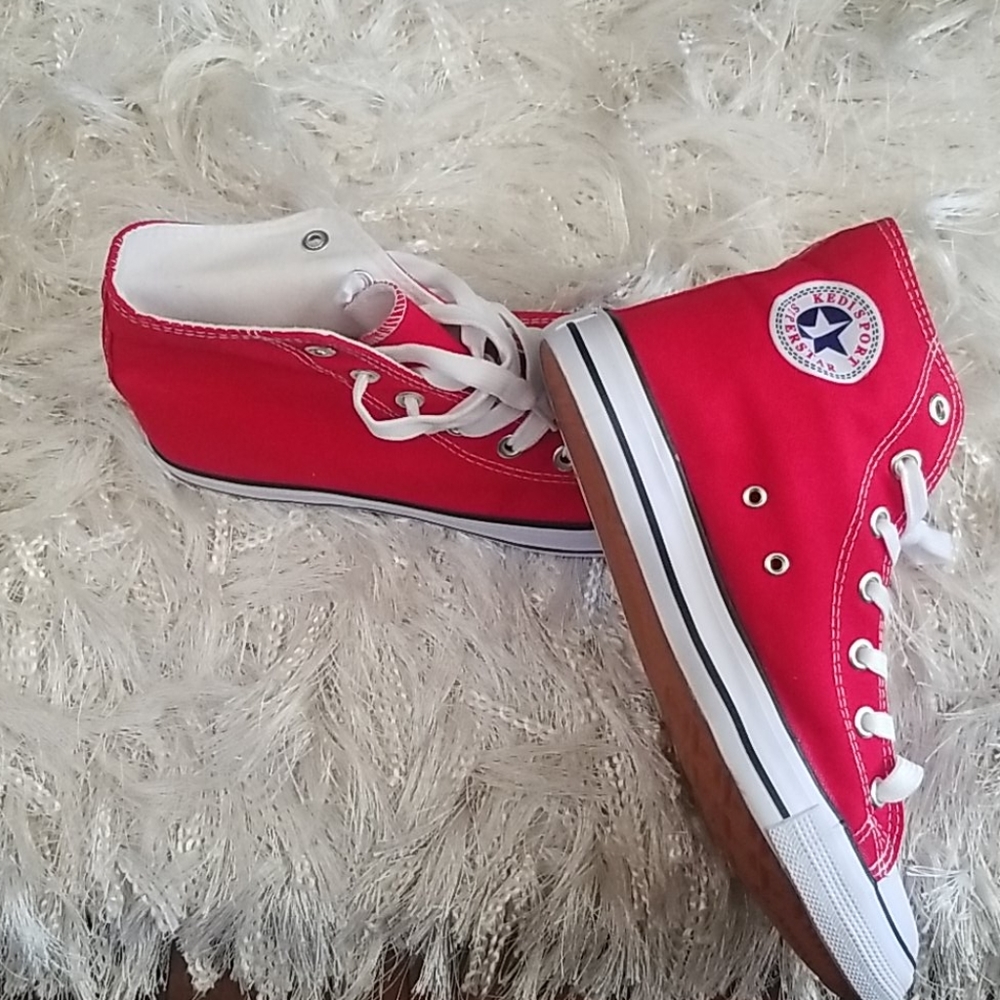 NWOT Kedi Sport Superstar